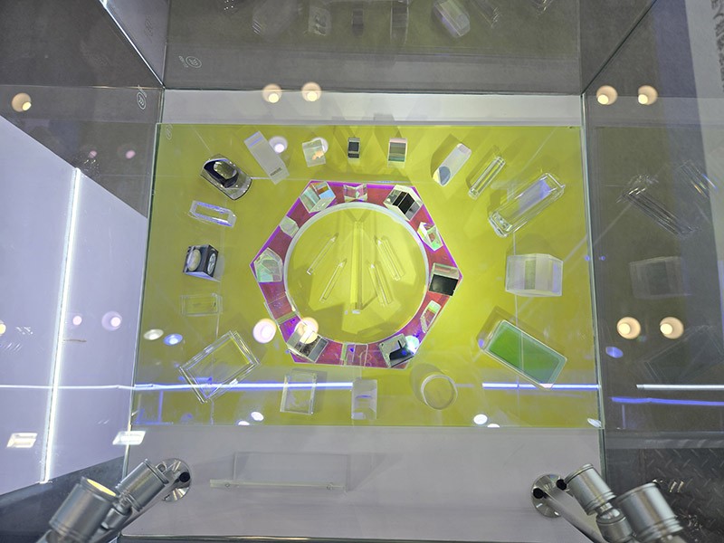 激埃特棱鏡展品俯視圖